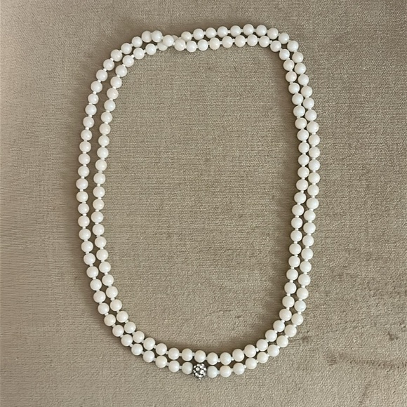 Elegant White Pearl Double-Strand Necklace with Diamante centre bead - Picture 3 of 4